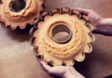 Gâteau en forme de moule, symbolisant la conformité et la pression sociale sur les enfants.