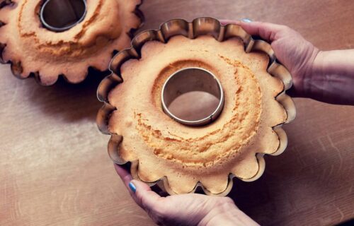 Gâteau en forme de moule, symbolisant la conformité et la pression sociale sur les enfants.