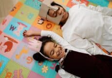 Enfants souriants portant des accessoires amusants, découvrant l'apprentissage ludique et créatif.