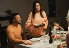 Balade de reconnaissance et peur intérieure lors d’un dîner en famille.