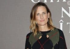 Camille Cottin souriante, portant un pull à motifs, illustrant la créativité et la résilience face a.
